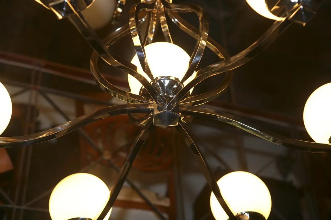 قديمة مصباح معلق مع أضواء كروية بيضاء وتصميم أنيق، زخرفي