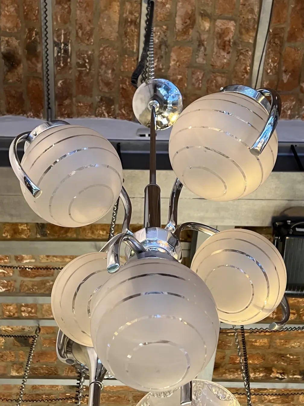 lampara de techo antigua con esferas brillantes, ambiente acogedor