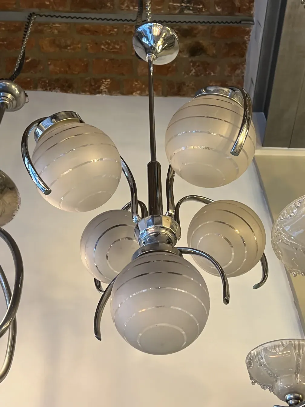 antike Hängelampe im Art Deco-Stil mit weißen Kugeln, die ein gemütliches Ambiente beleuchten