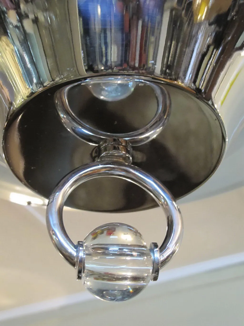 lámpara de techo antigua con detalles brillantes y accesorios decorativos