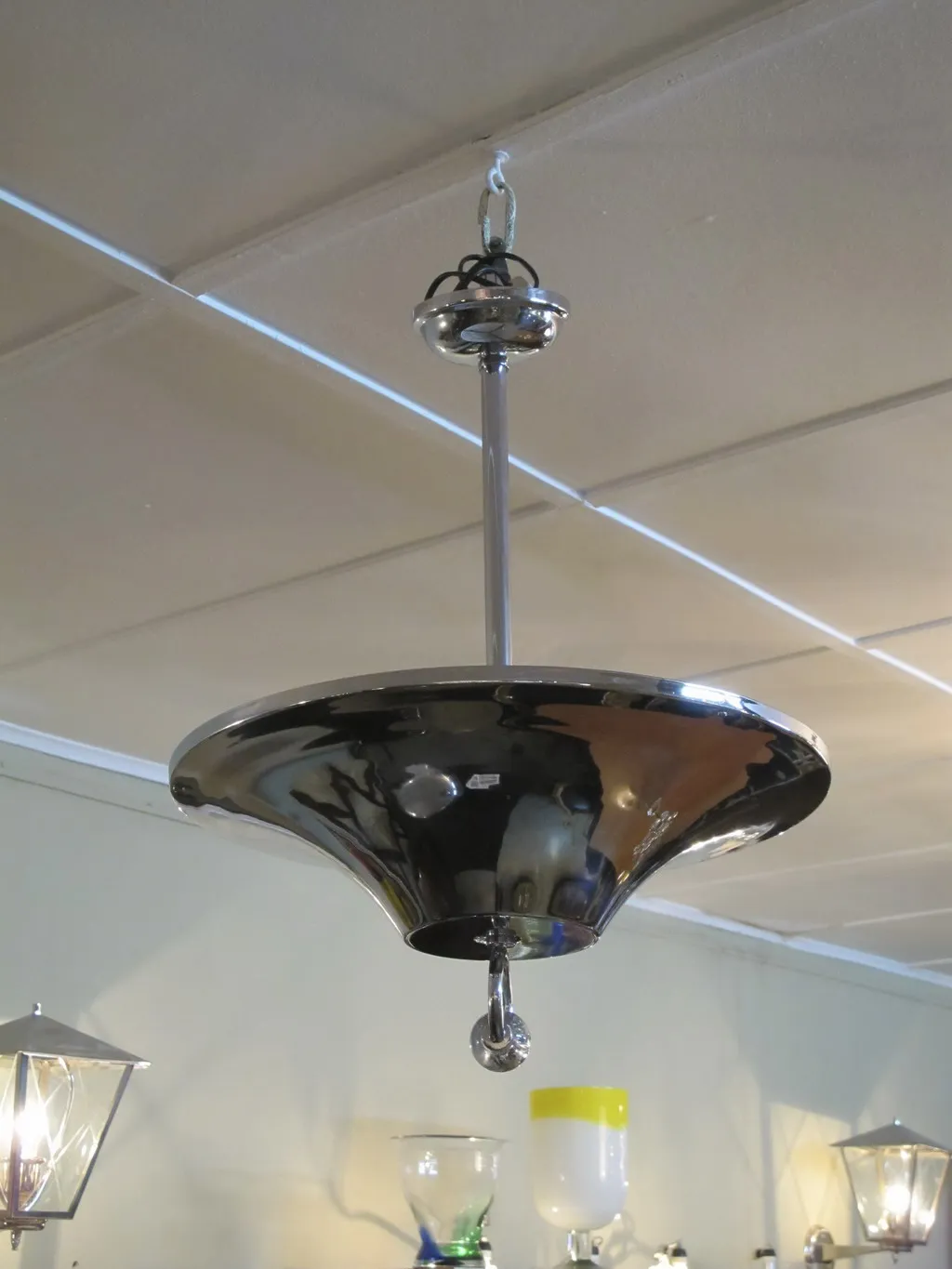 elegante antike hängelampe mit schlankem design und glänzenden details, die einen raum verschönert