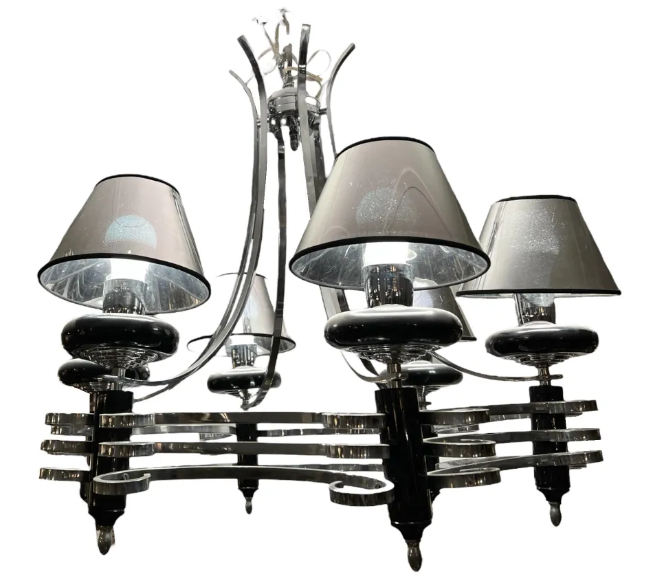 lampada a sospensione antica con più paralumi scuri e un design elegante