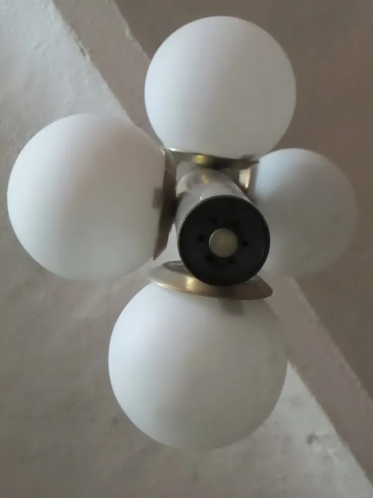 Purvendra-lampada-antiga-con-bolle-di-vetro, atmosfera accogliente.