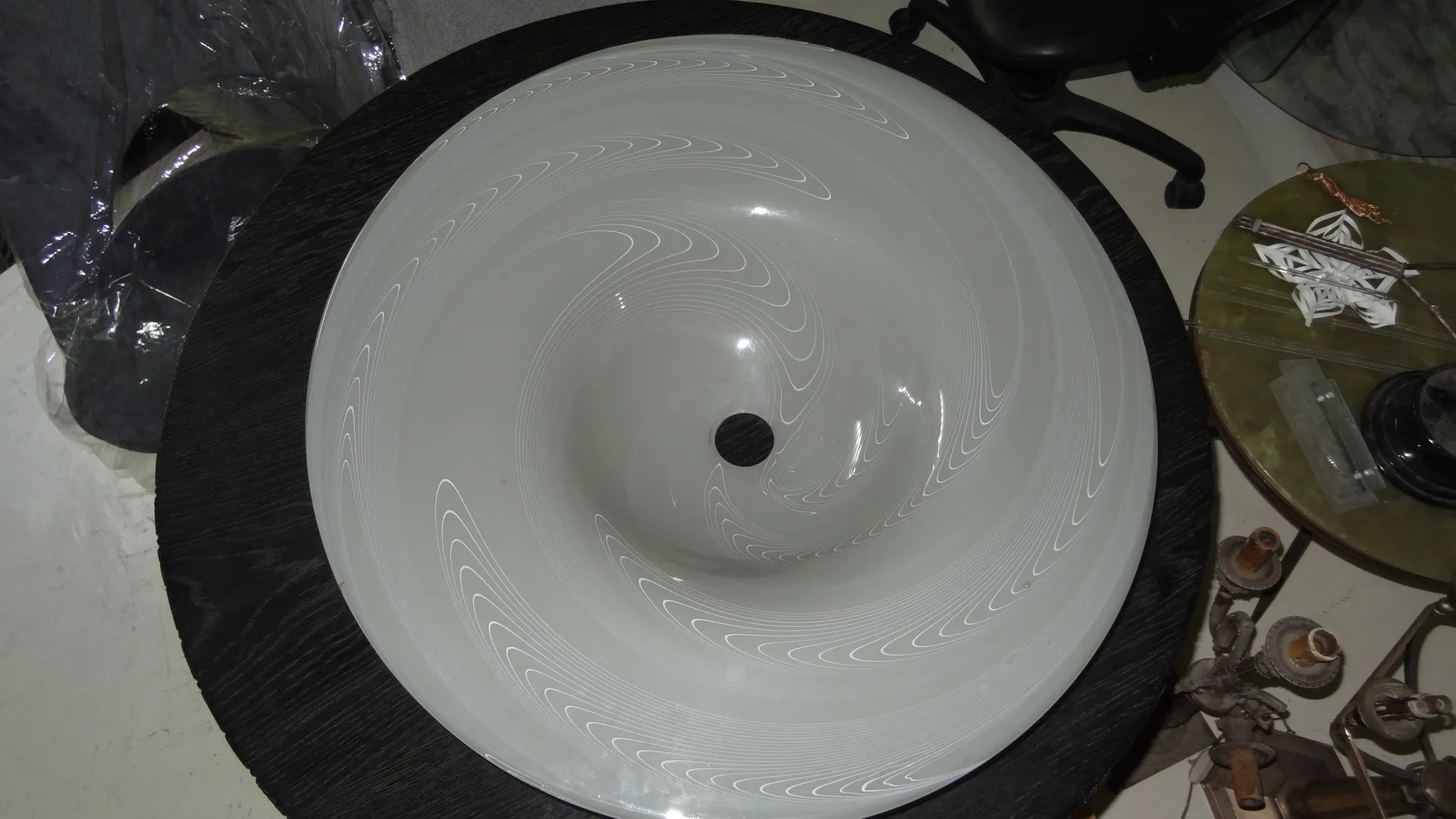 Antigua lámpara de techo blanca con diseño espiral