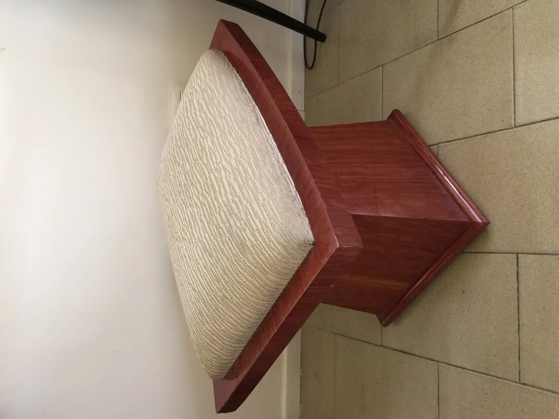 Tabouret au design élégant, rembourrage clair et base solide.