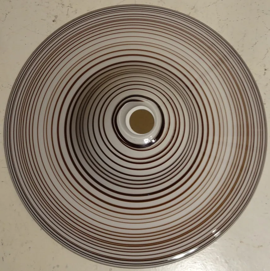 lampada a sospensione antica con design anellato e sfondo chiaro