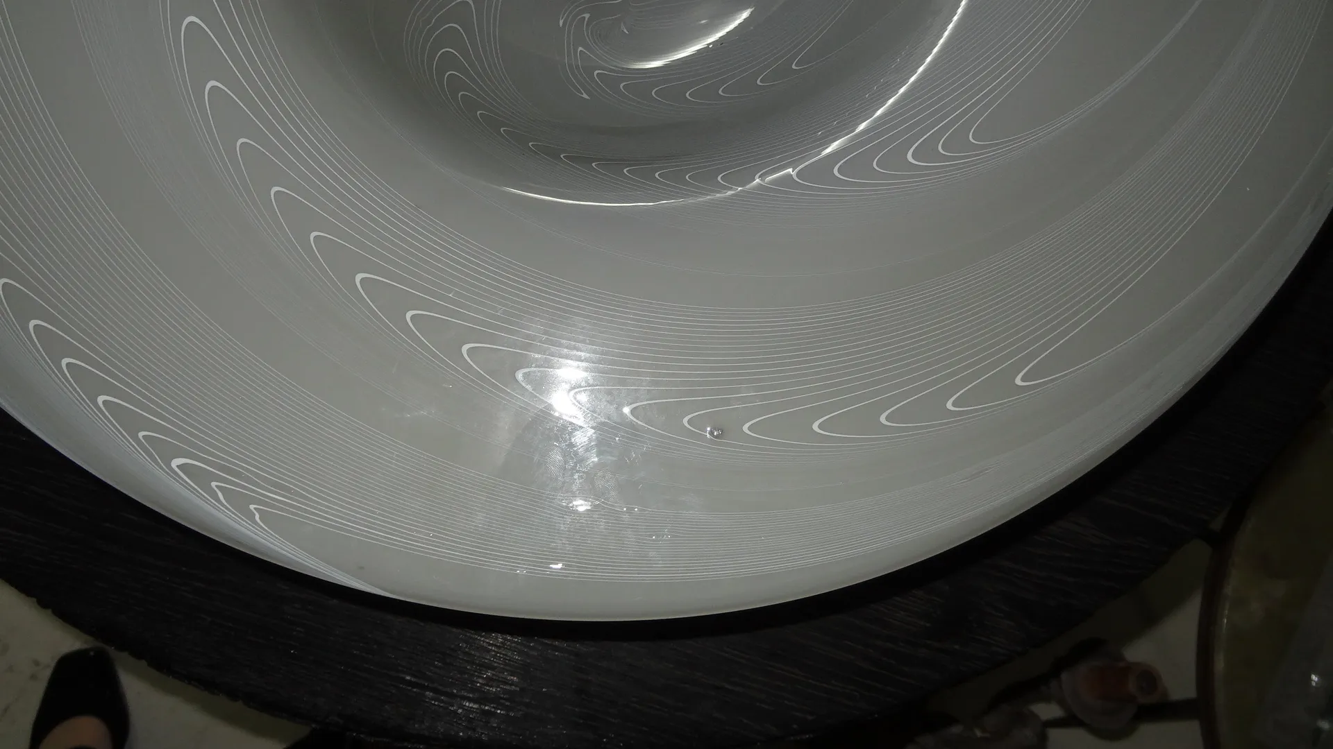 Lampada a sospensione antica con design a spirale, atmosfera calda.