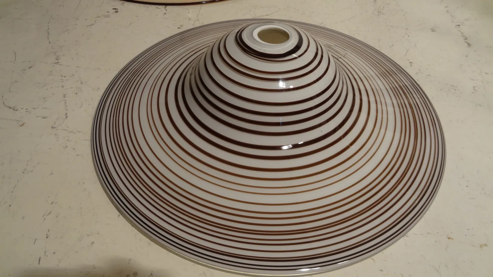 Lustre ancien avec design strié en tons clairs.