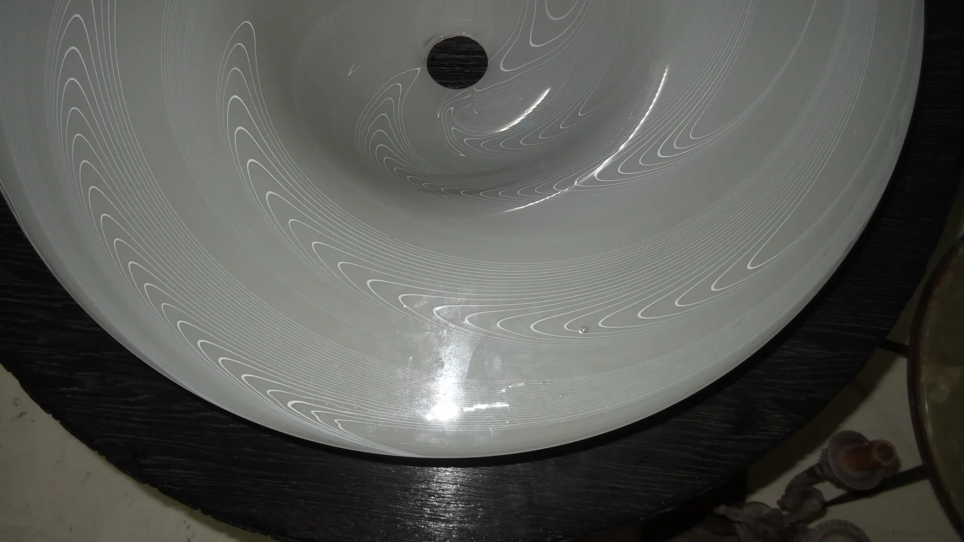 lâmpada de teto antiga com detalhes em espiral, fundo escuro