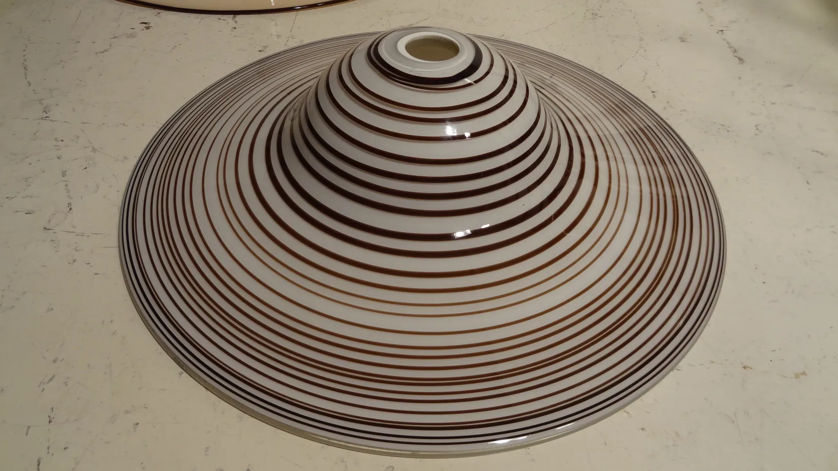 Lámpara de techo antigua con diseño de rayas en tonos claros