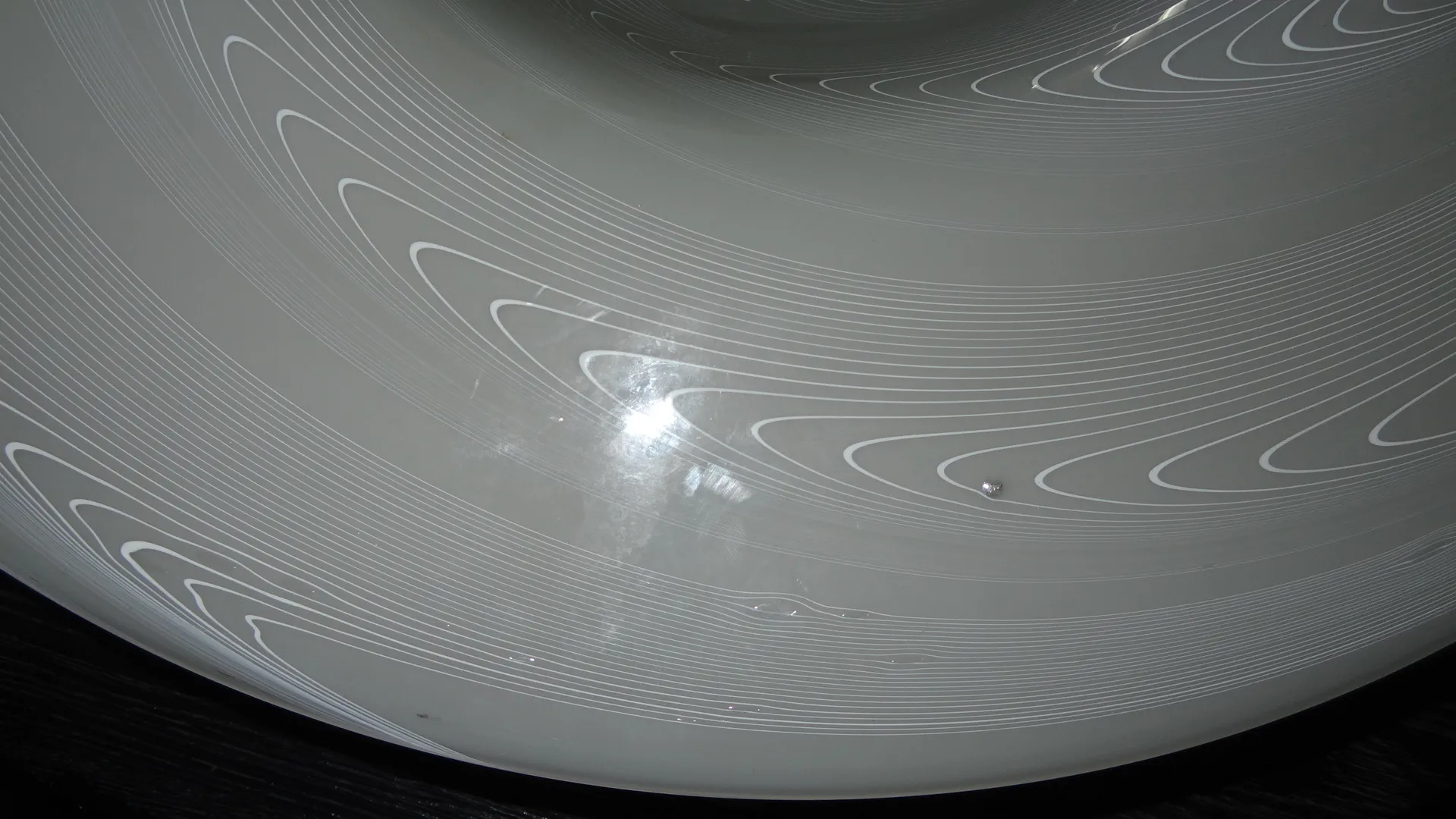 고대 교수형 램프, 우아한 현대적 디자인, 아늑한 환경에 배치.