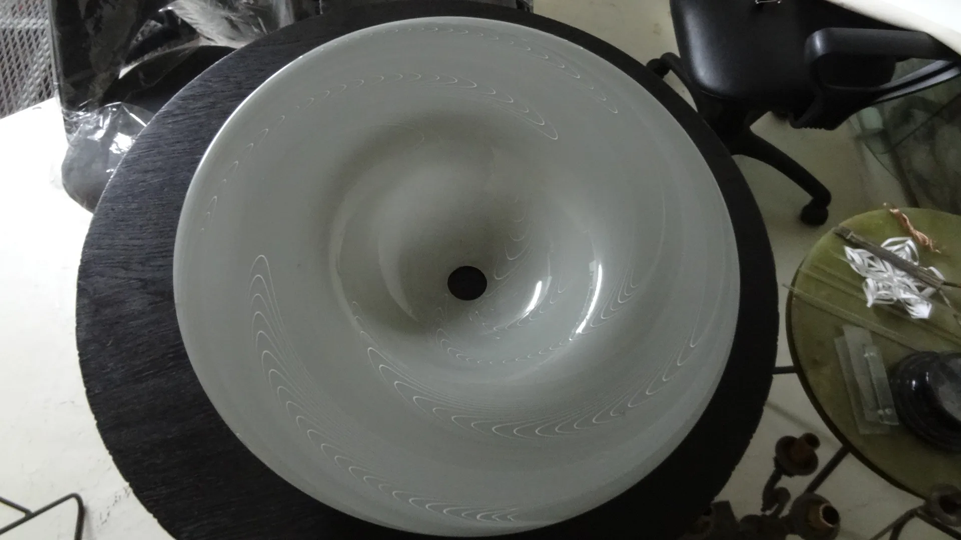 lustre ancien blanc avec design ondulé, fond noir