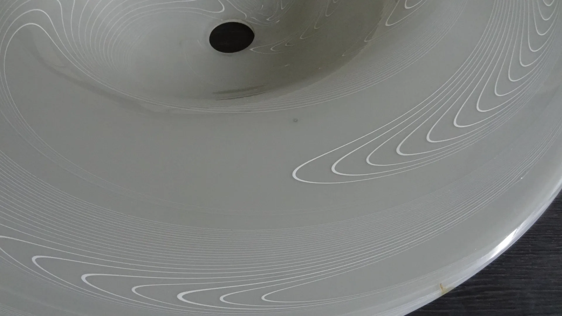 مصباح معلق قديم بتصميم فريد وأنيق، في بيئة مريحة.