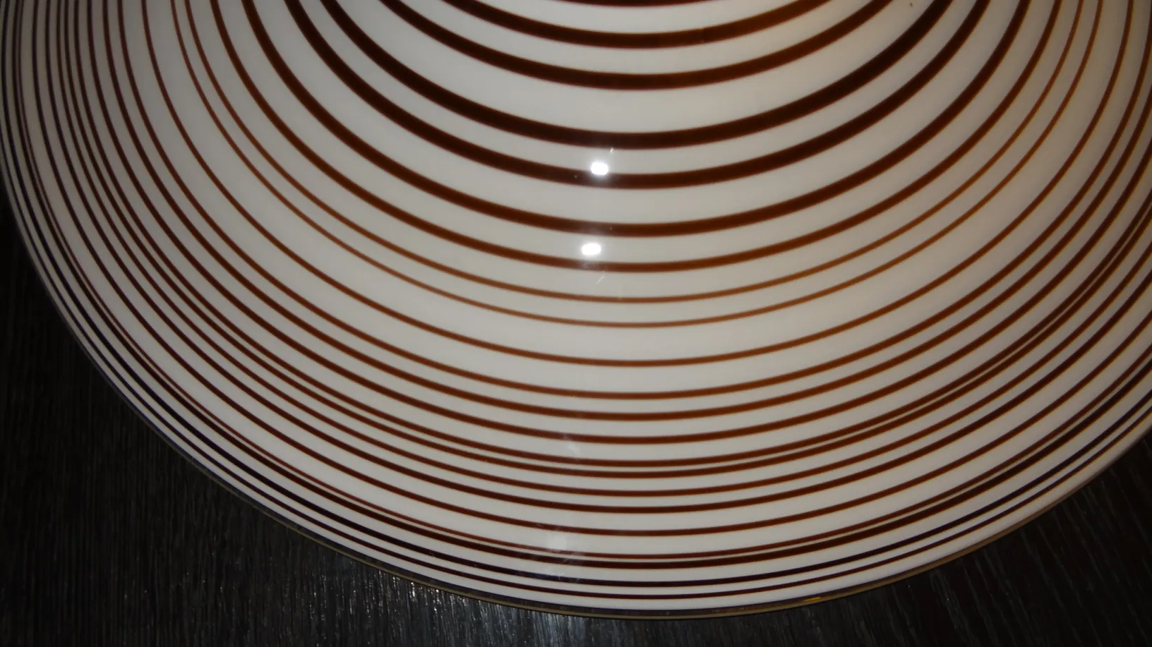 प्राचीन लटकते दीपक भूरे रंग के धारियों के साथ, एक सुरुचिपूर्ण वातावरण का हिस्सा।