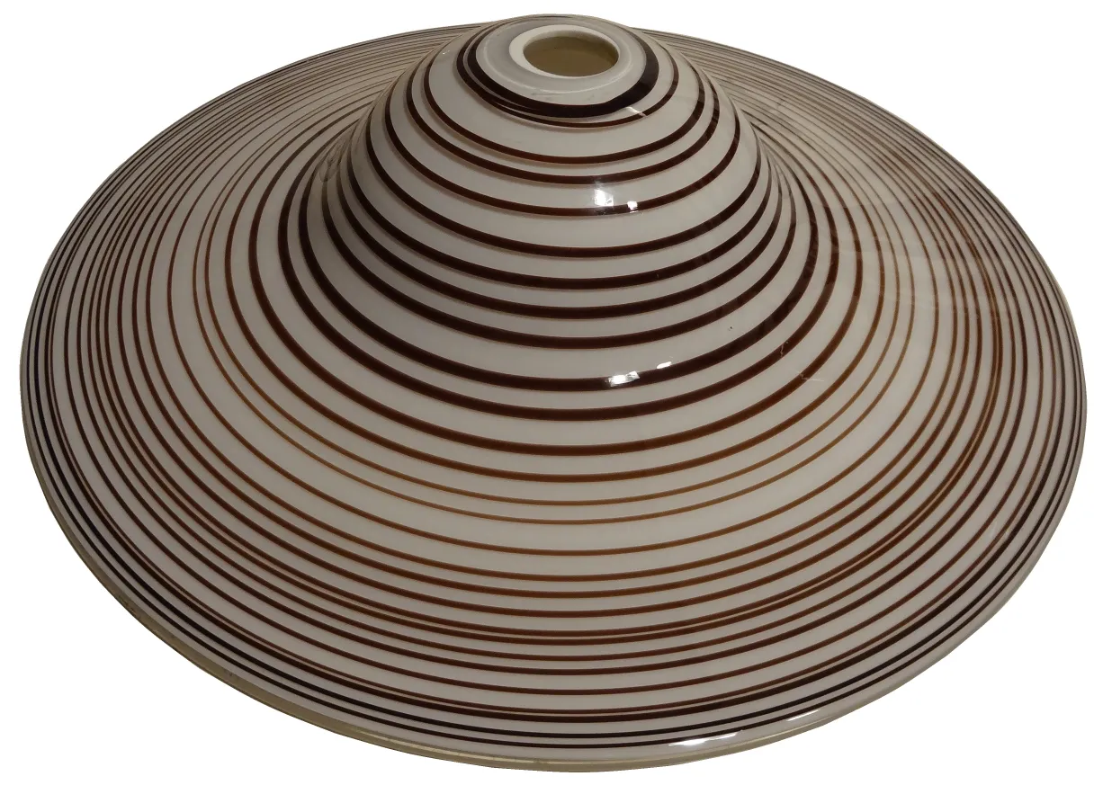 lampada a sospensione antica con design rigato e forma conica. Perfetta per aggiungere stile a qualsiasi stanza.