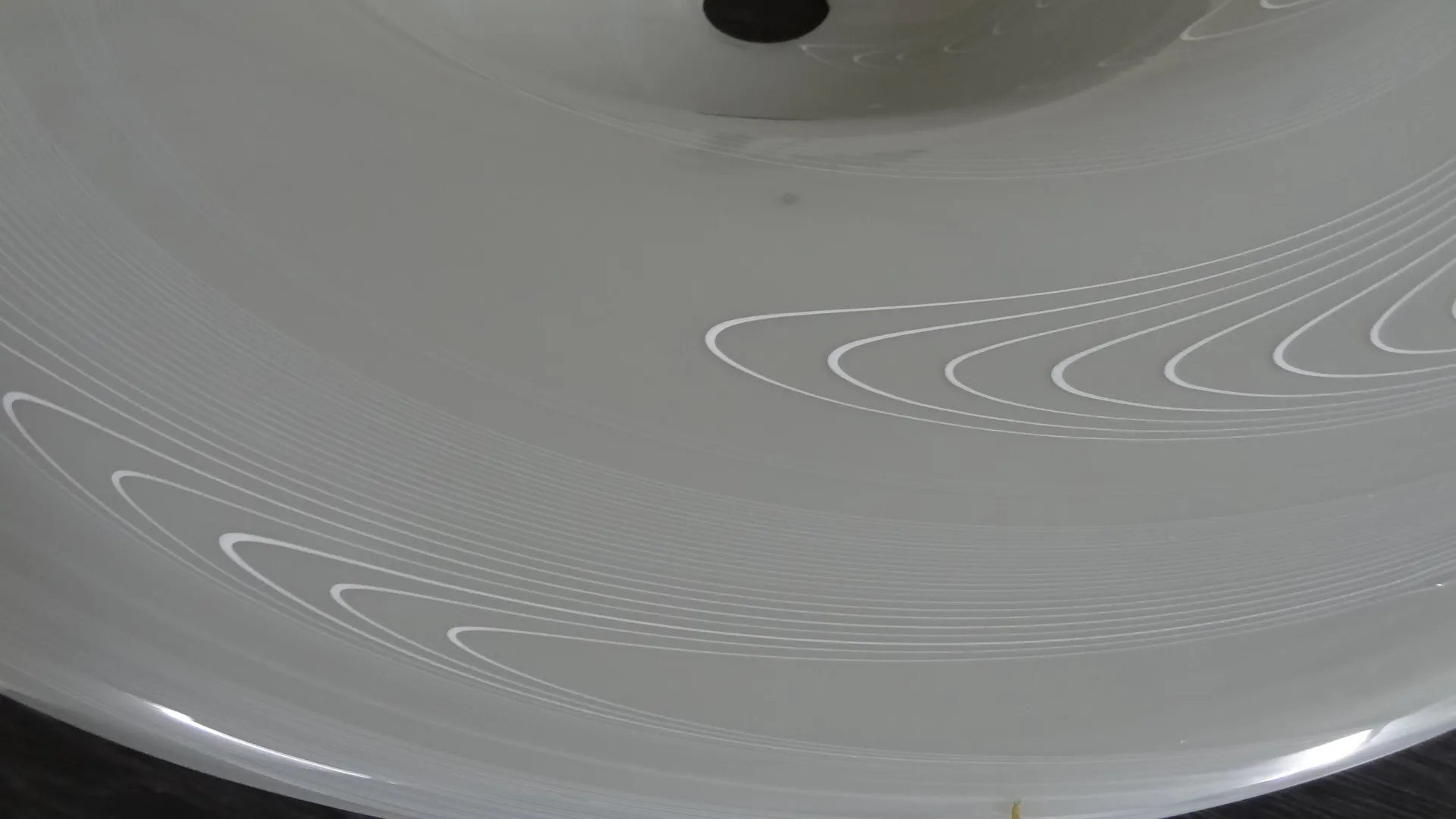 우아한 분위기를 자아내는 섬세한 디자인의 고대 교수형 램프