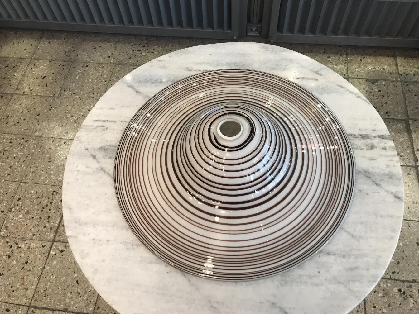 antik podvesnaya lampa s spiraloobraznym dizaynom na stole