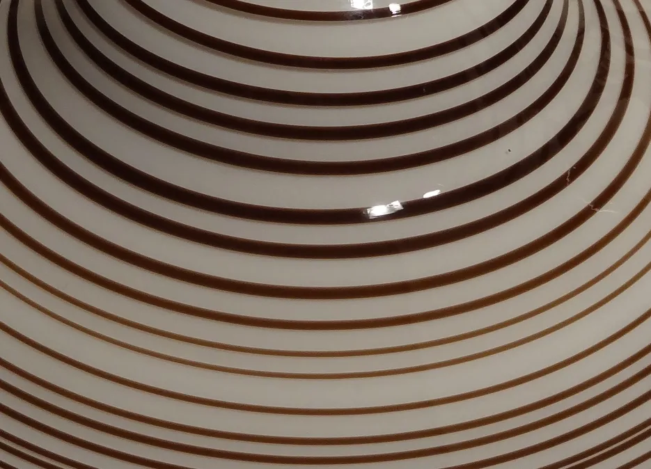 Lampada a sospensione antica con design a spirale marrone.