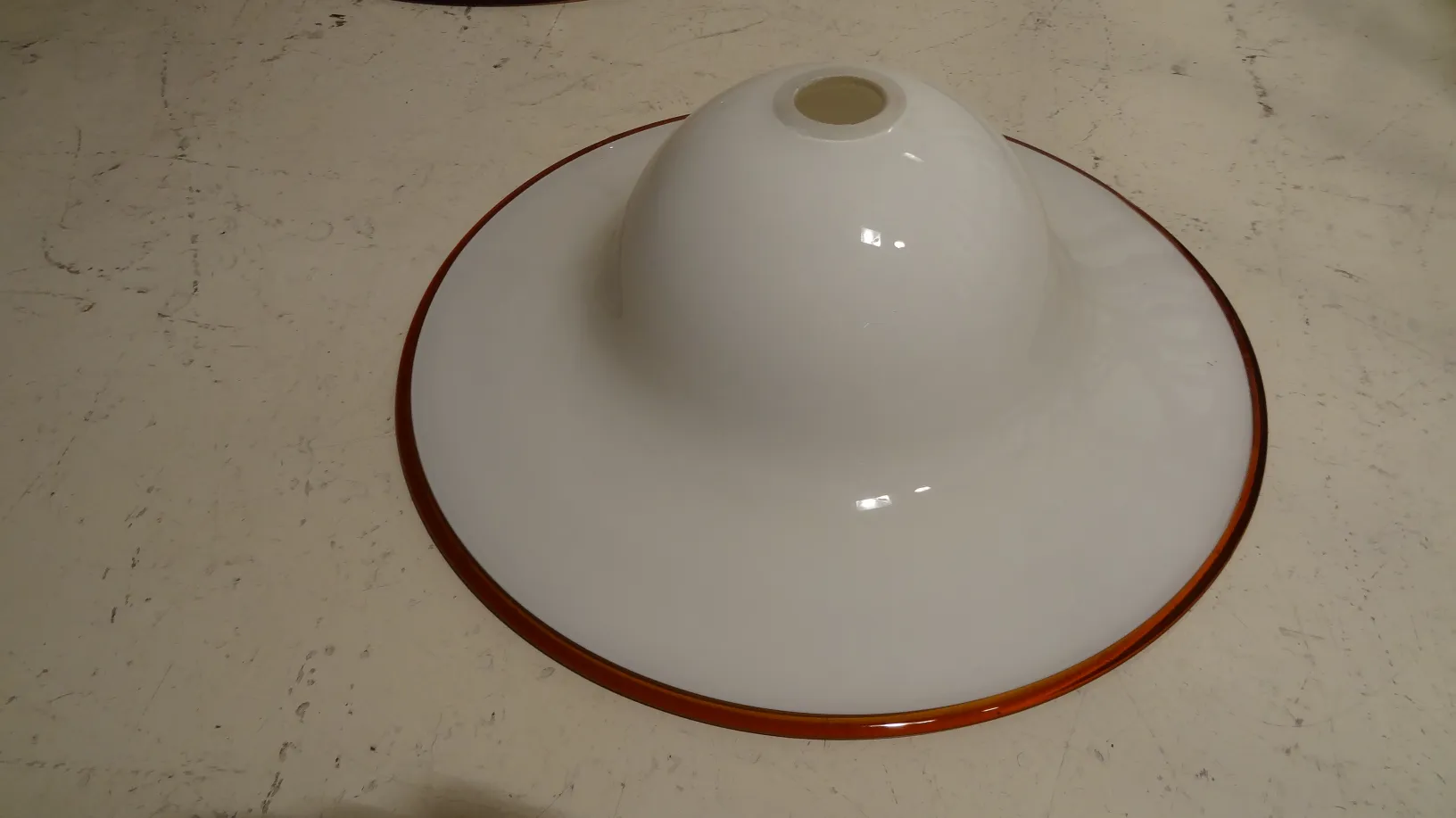 lâmpada de teto antiga com acabamento branco e borda