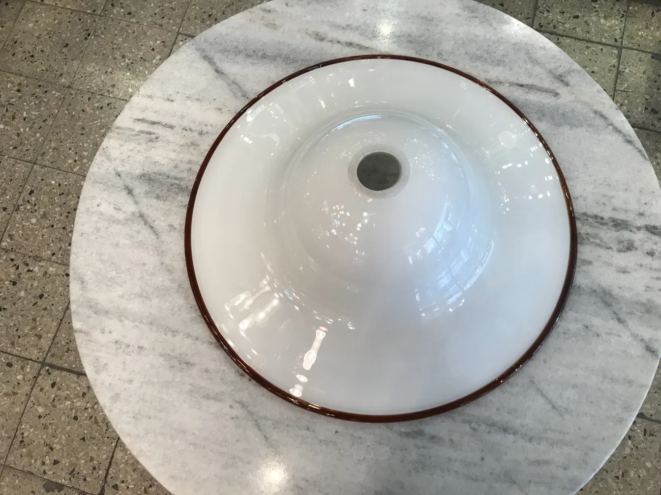 Ancien lustre blanc avec un design simple sur la table.