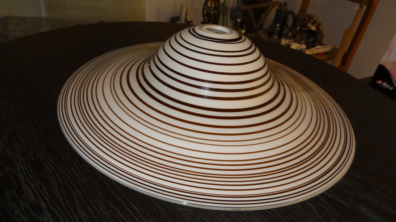 Antike Hängelampe mit Streifendesign, das den Raum sanft beleuchtet