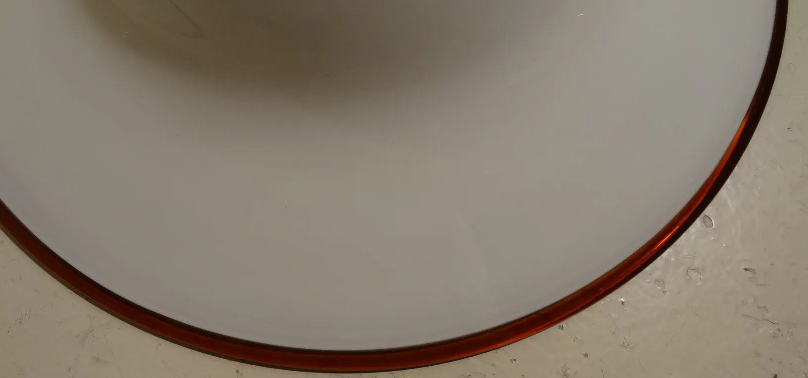 Lâmpada de teto antiga com design redondo e minimalista