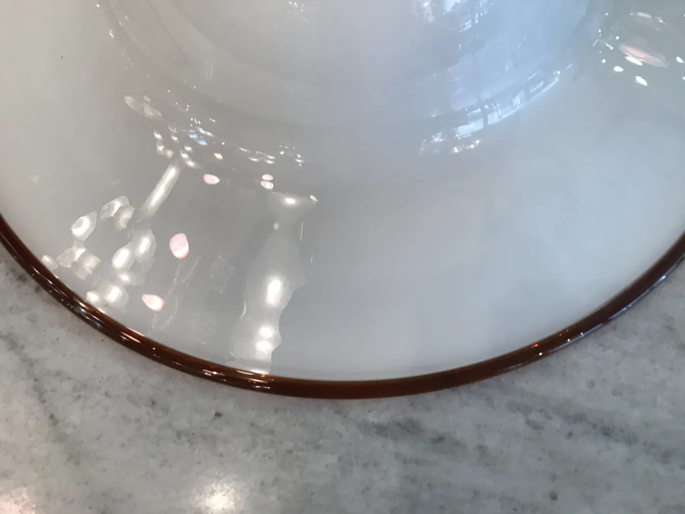 古老的白色吊灯，带有棕色边缘，照亮空间。