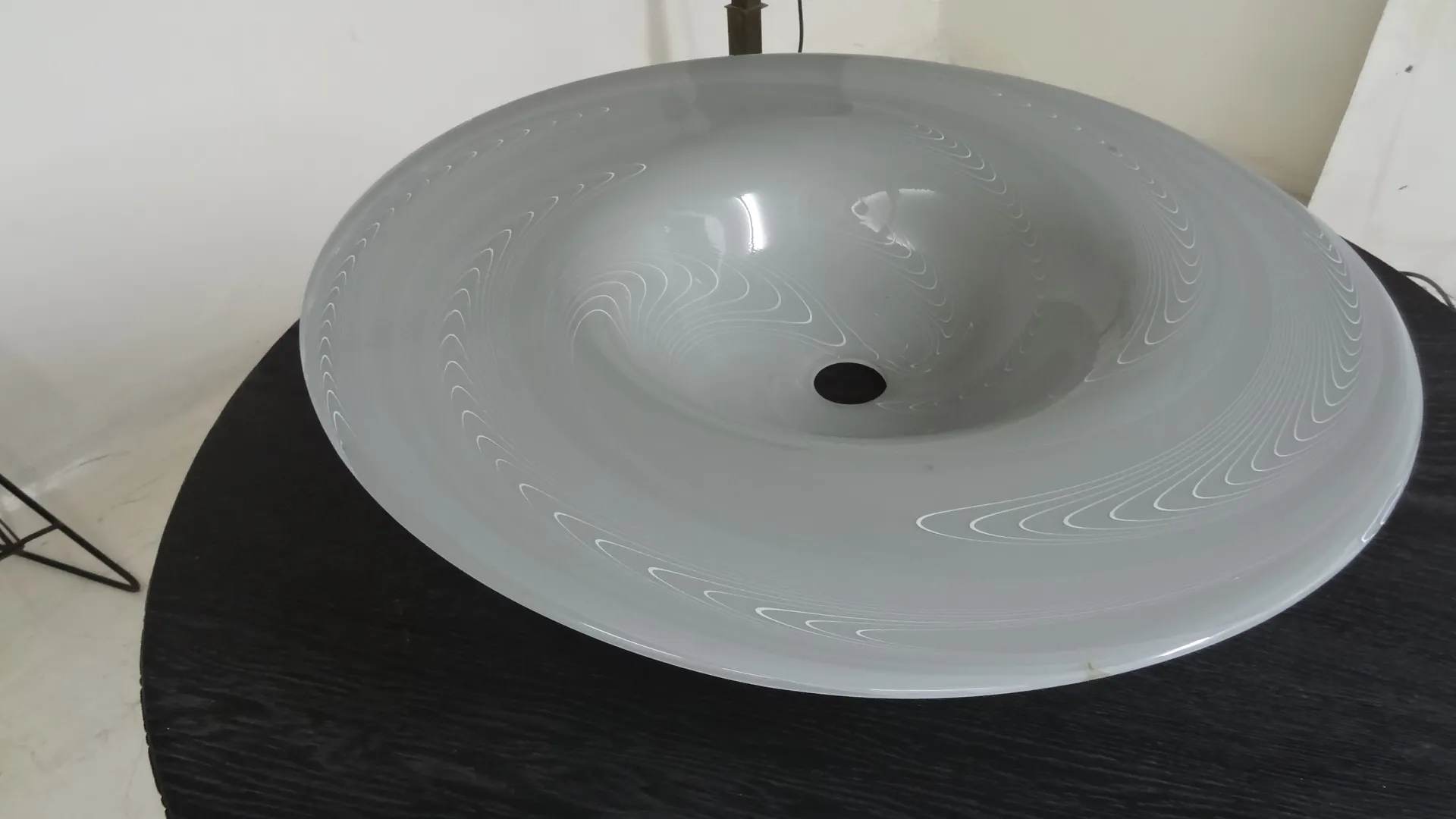 gyosuhyeong-lampe-geulraun-disein-eun-dangsin-ui-johangjeong