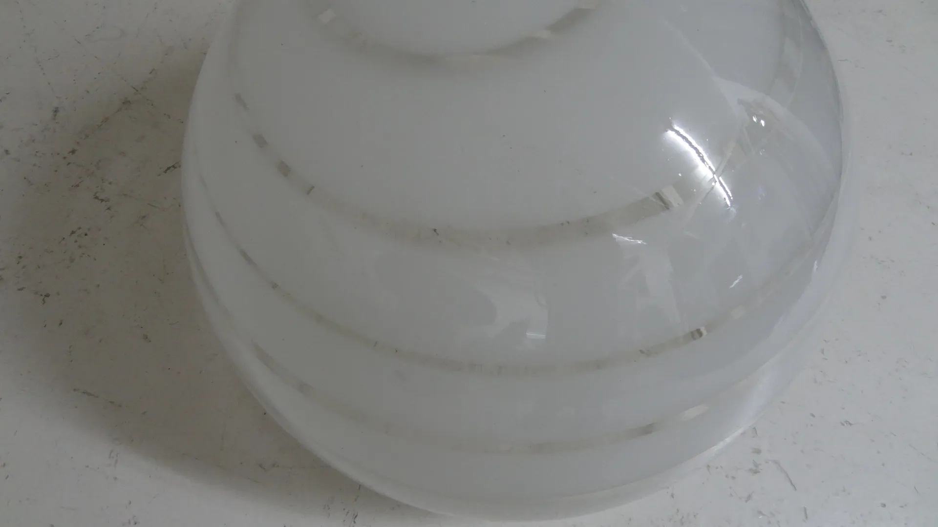 Lámpara de techo antigua de color blanco con diseño circular, adecuada para espacios clásicos.