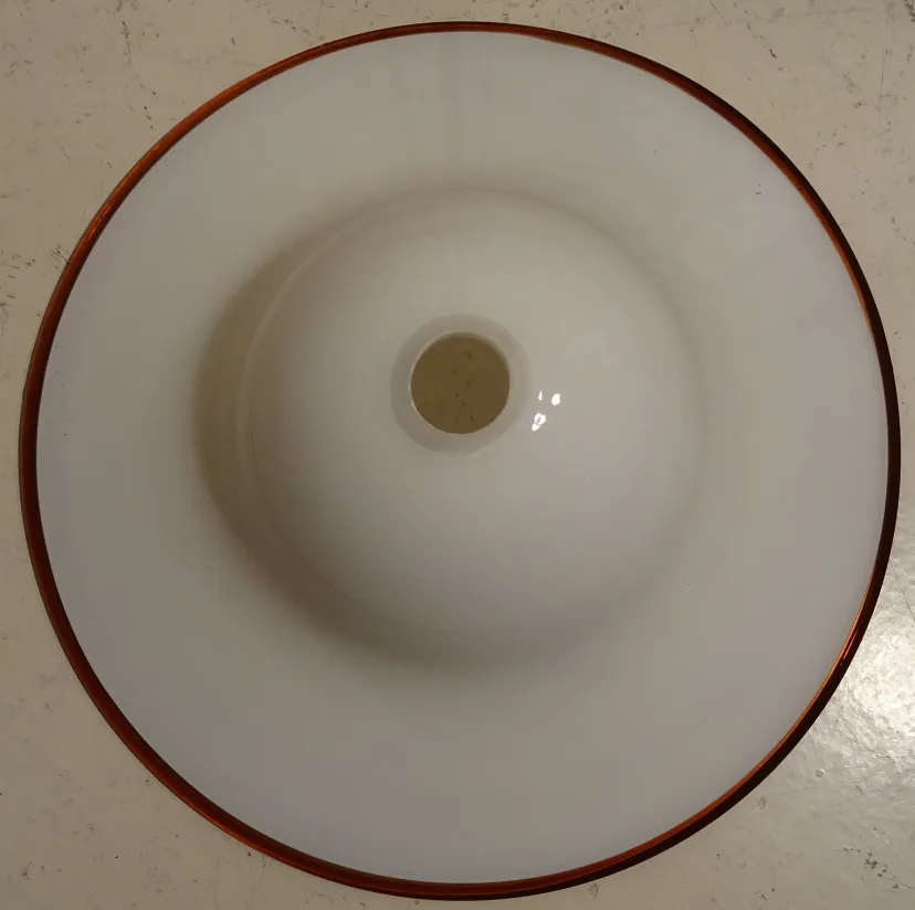 古董吊灯，具有白色设计和可见的棕色边缘。