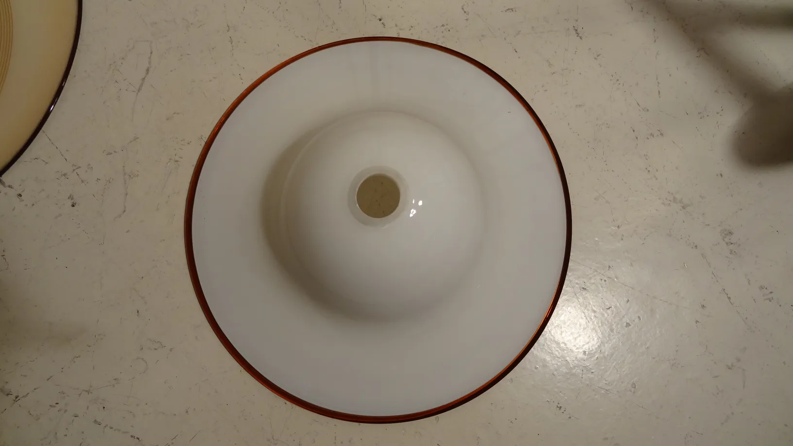 antike Hängelampe mit leuchtendem, dekorativem Design in klassischem Umfeld