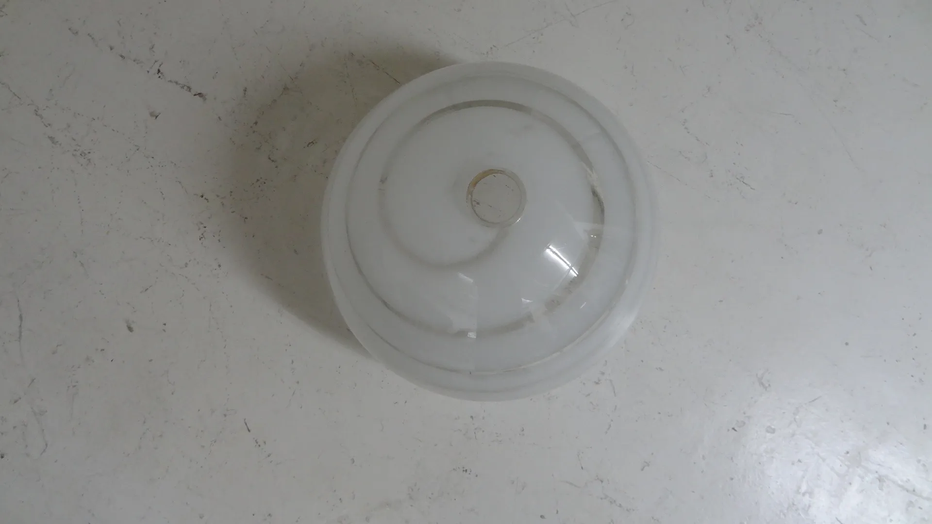 lámpara de techo antigua de forma circular con diseño simple