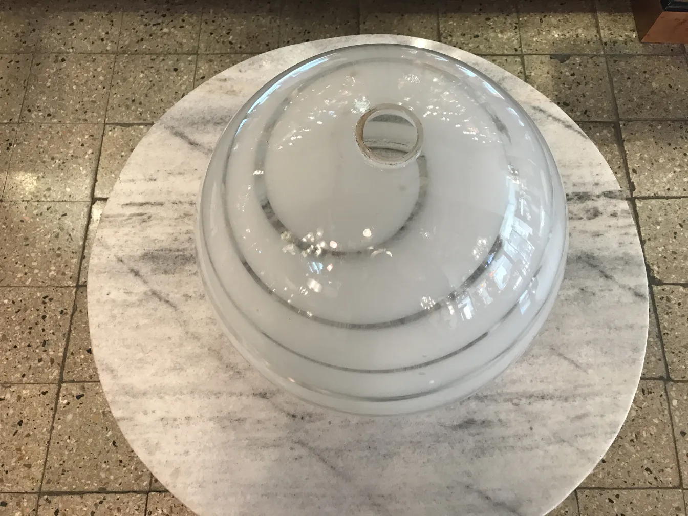 Antiga lâmpada de teto com design único em ambiente elegante.