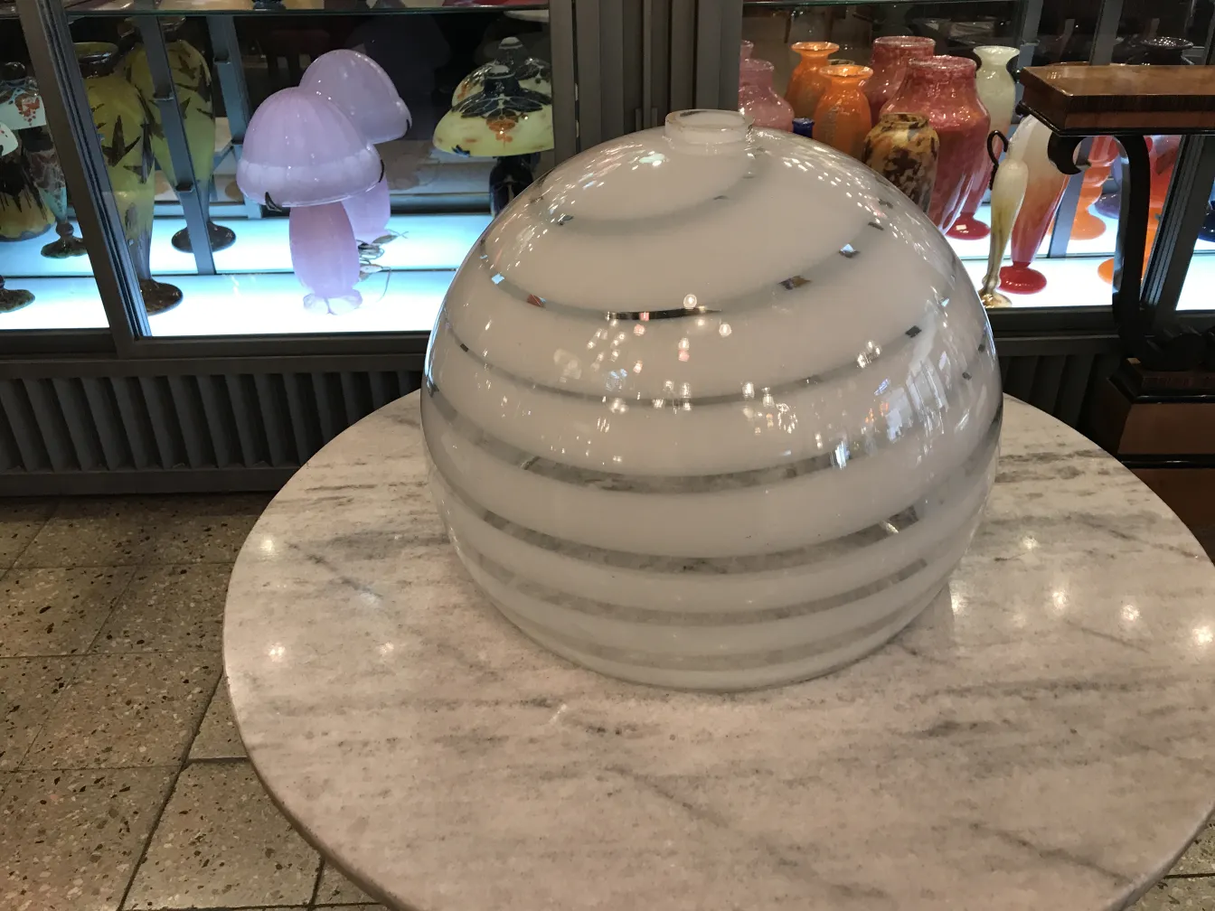 Esfera de lámpara de techo antigua con rayas blancas