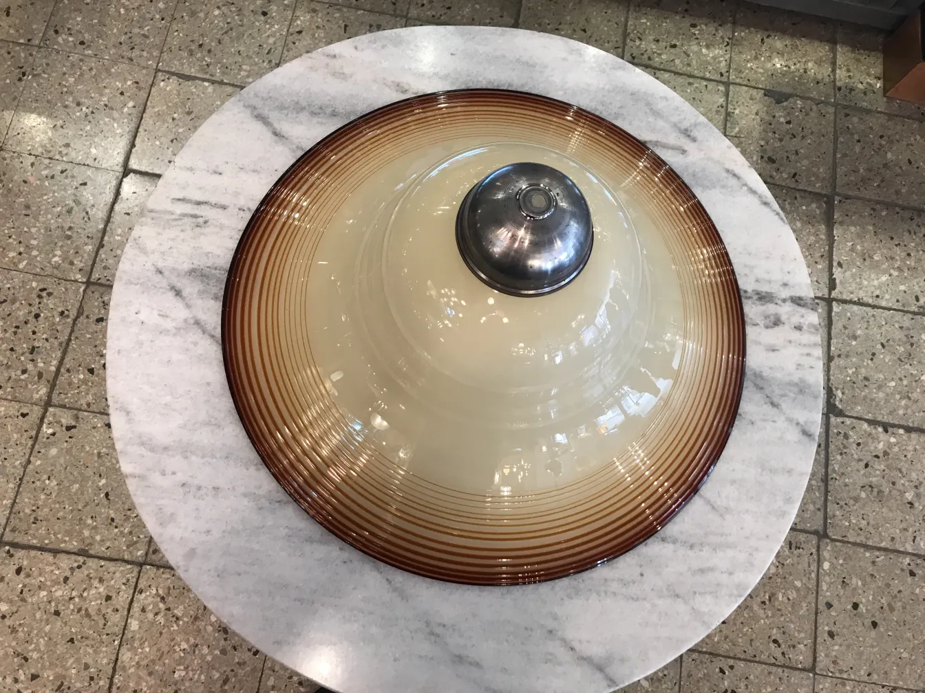 Lámpara de techo antigua con diseño en ondas, color claro