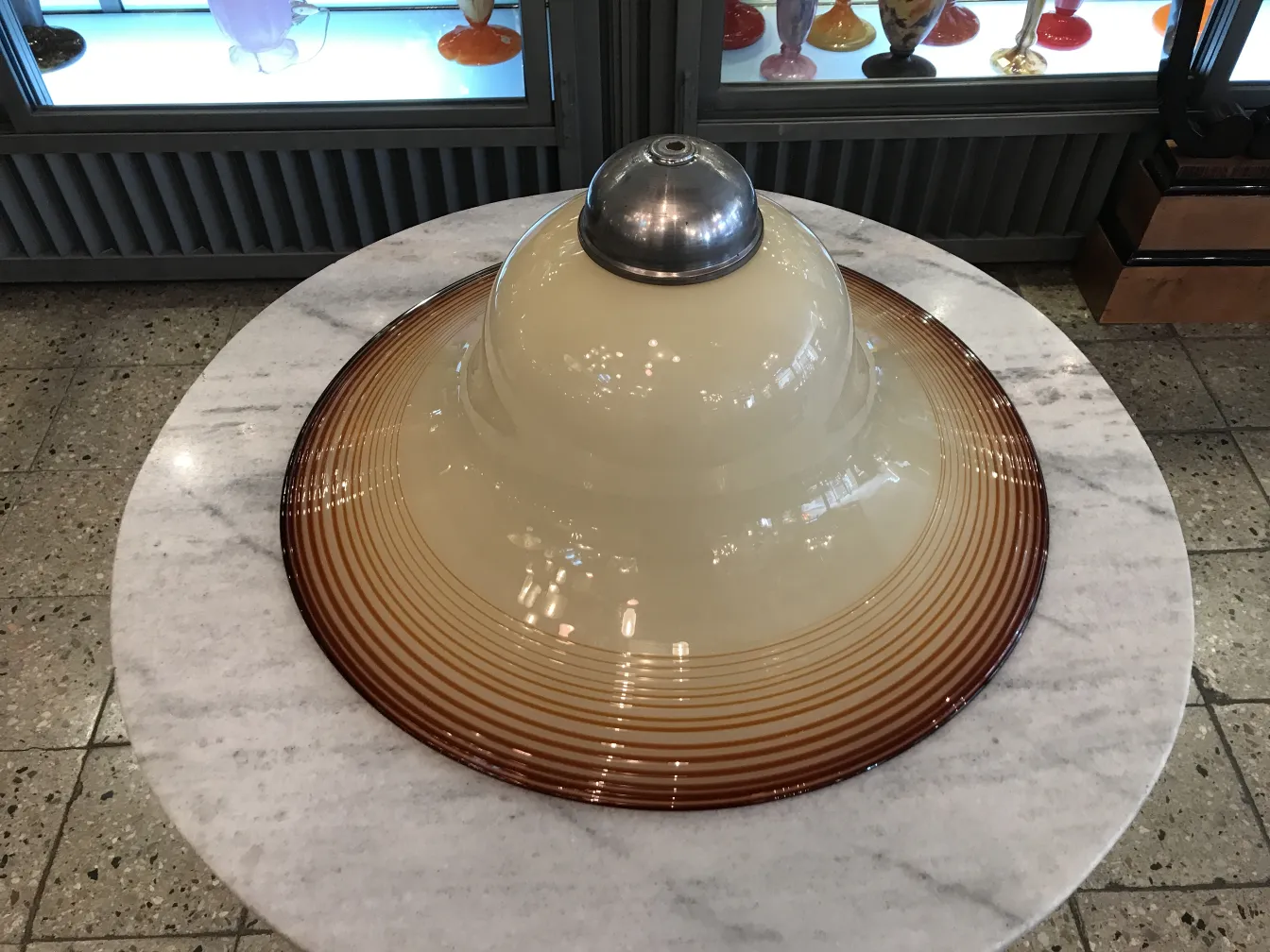 Lampada a sospensione antica con design elegante, perfetta per la decorazione.