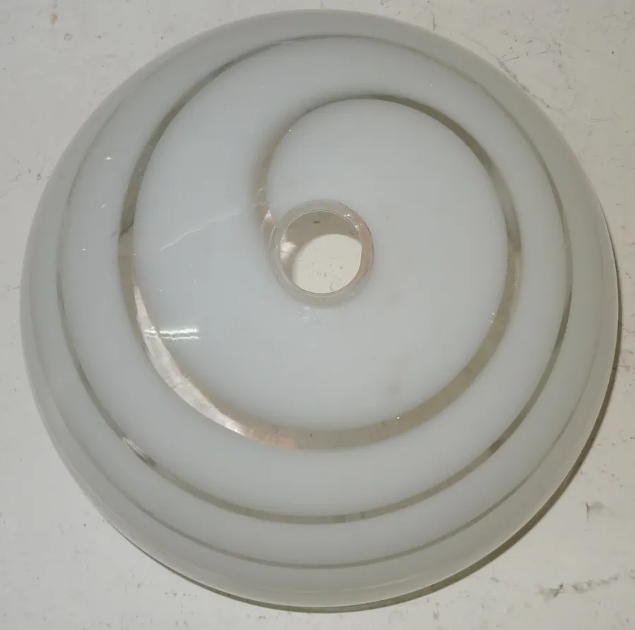 lustre ancien en blanc avec design en spirale dans le cadre