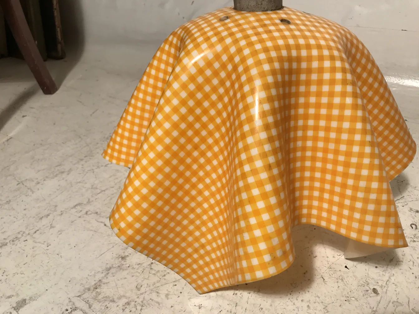 Lampada a sospensione antica con design allegro, sfondo neutro.