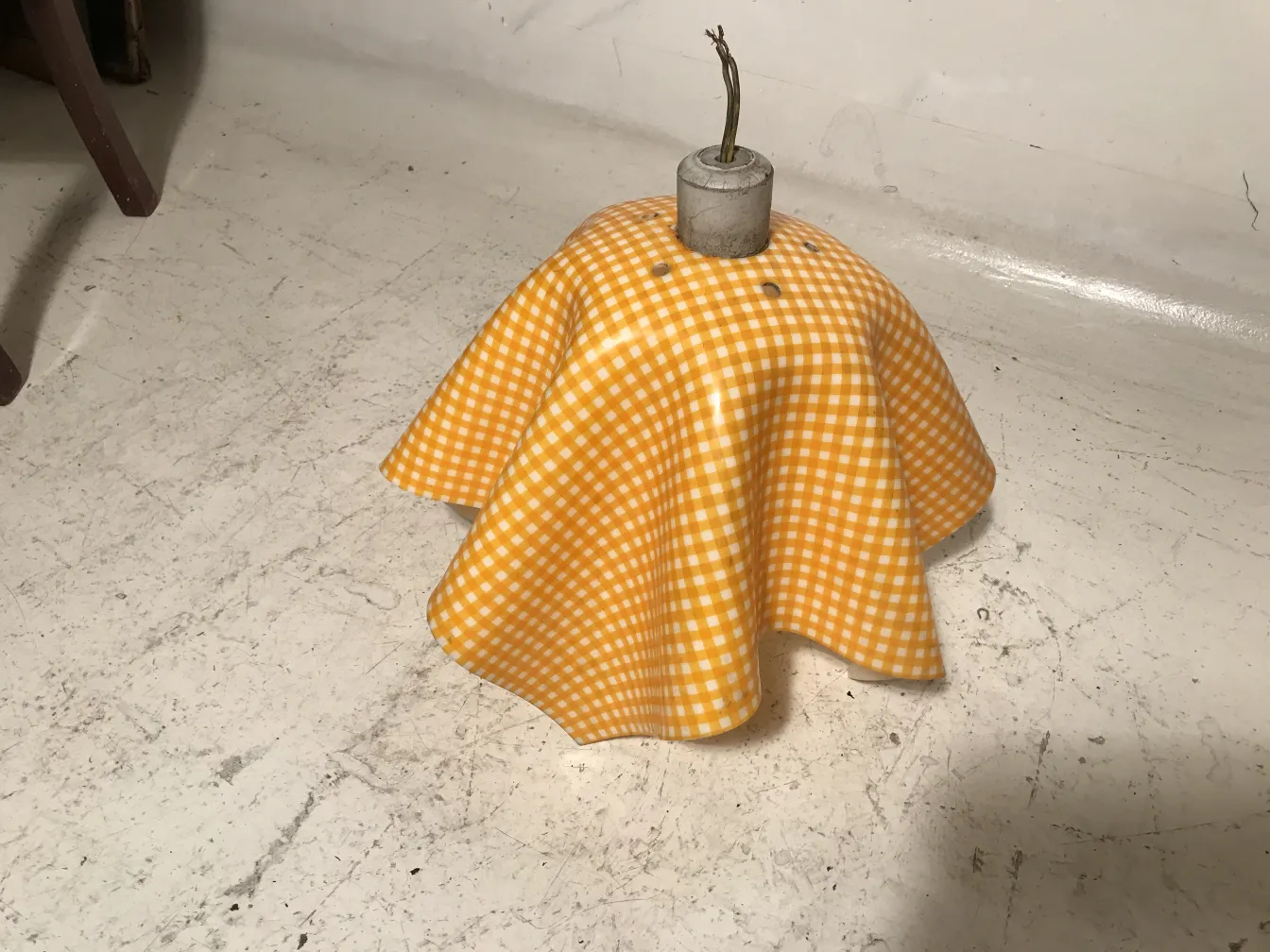 lampada a sospensione antica coperta con tessuto a quadri giallo, ambiente rustico