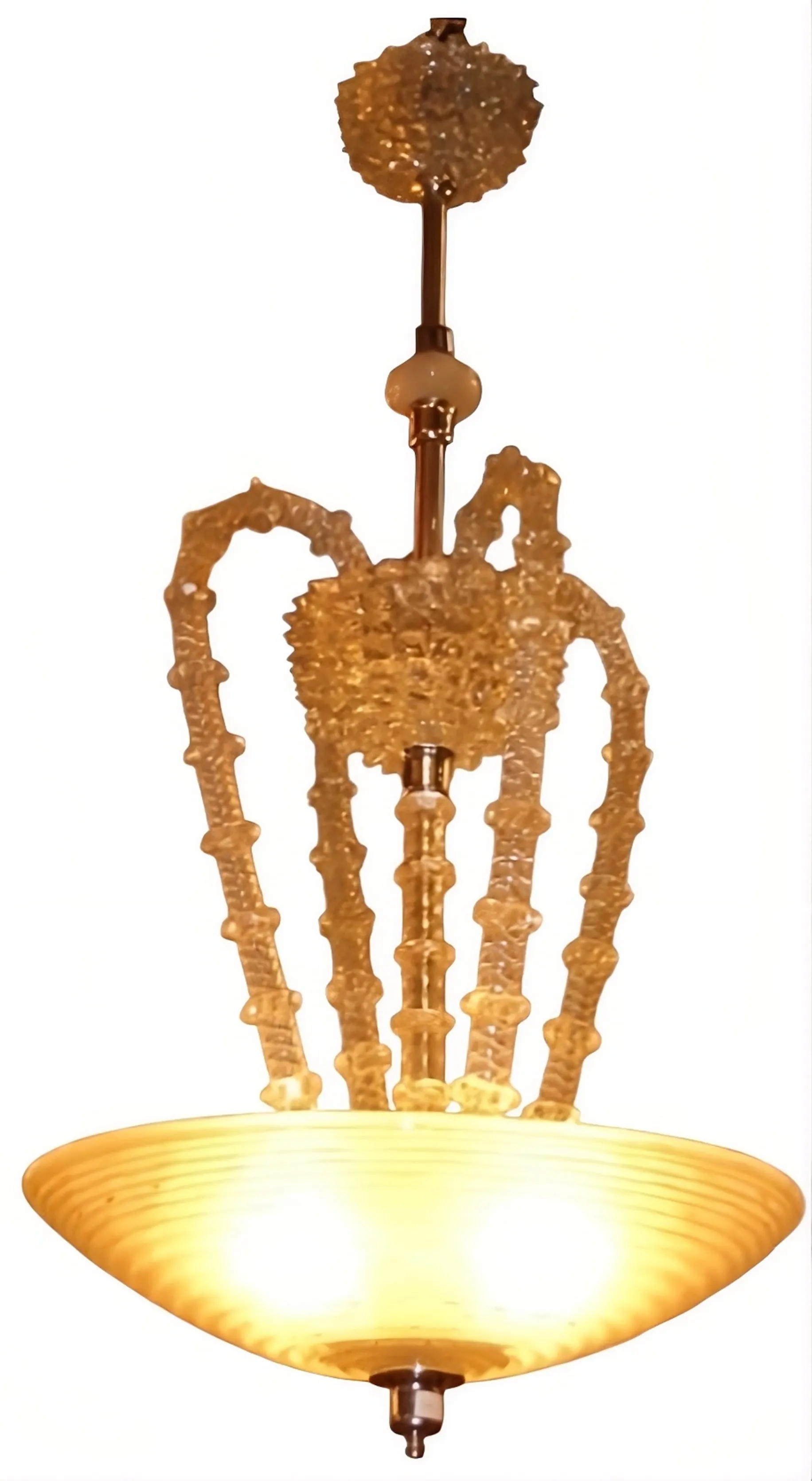 Lustre ancien avec des détails décoratifs et une lumière chaude