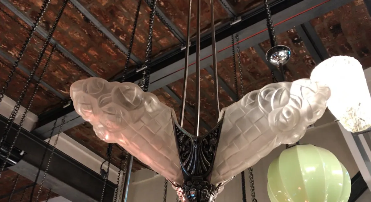 lampada a sospensione antica con dettagli eleganti nell'ambientazione