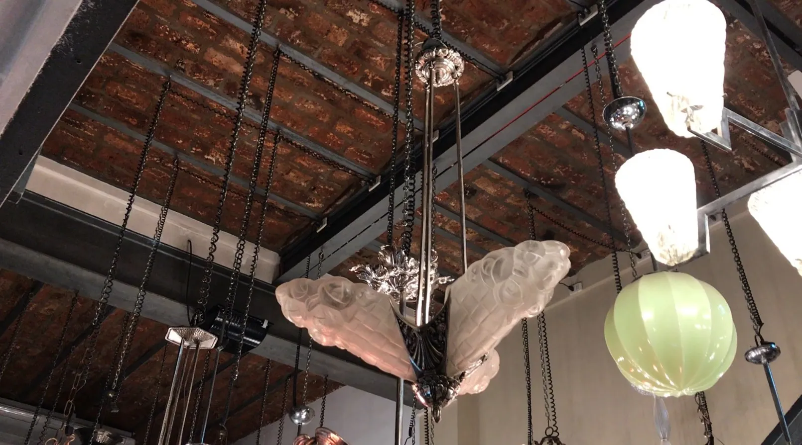 lampada a sospensione antica con dettagli elegantemente progettati, ambiente accogliente