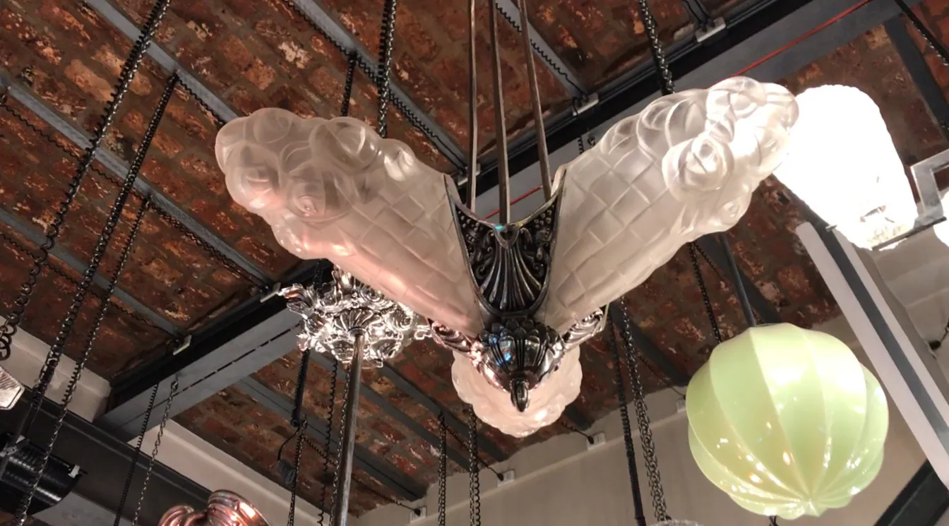 Antique hanging lamp Degue with decorative details