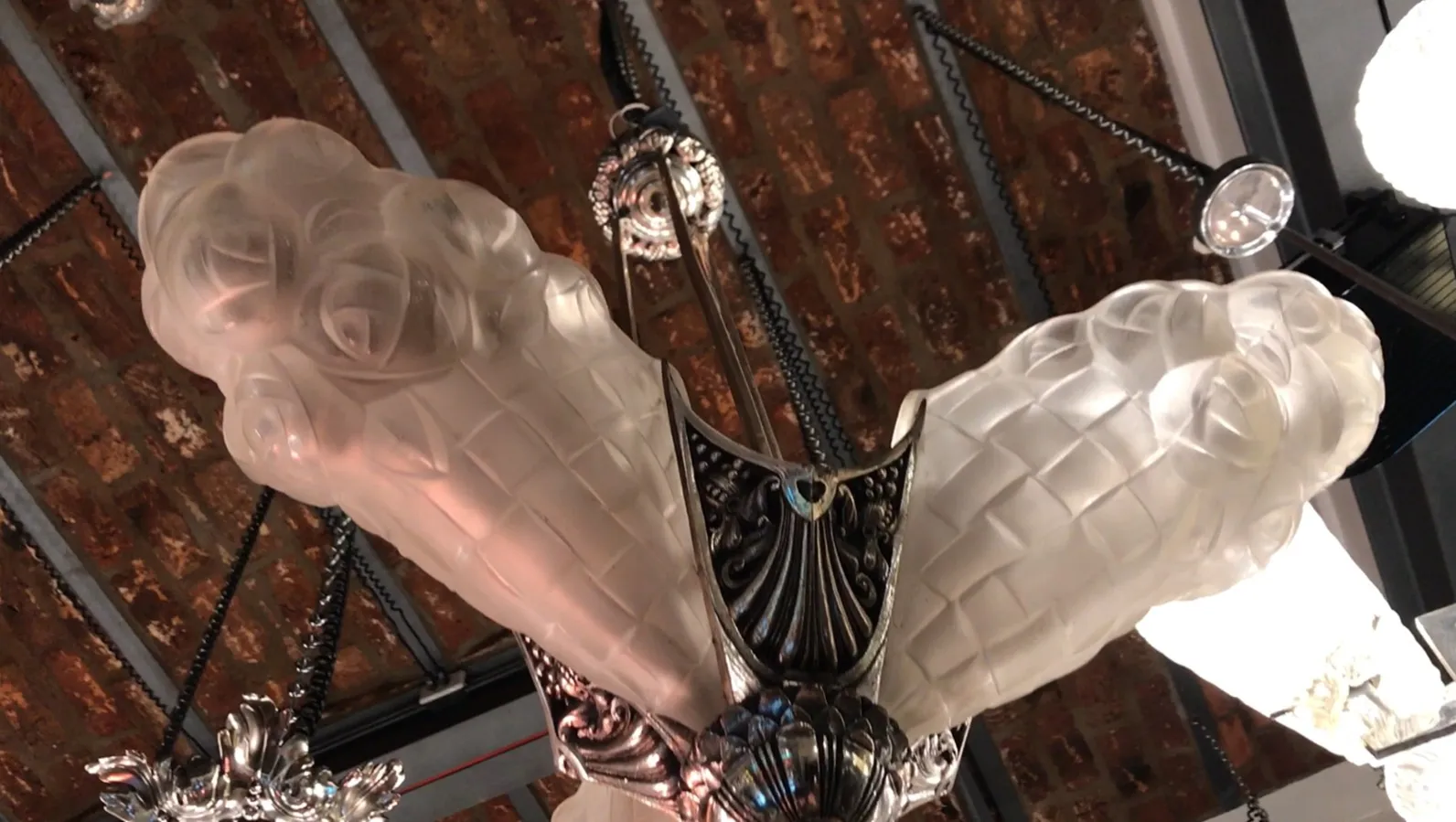 Lustre ancien de Degue avec design élégant, forme unique apportant un style classique à l'intérieur.