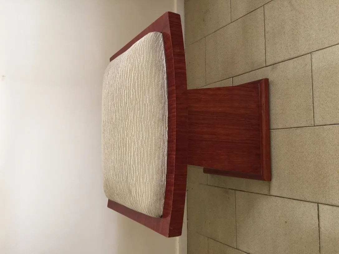 hocker mit hellem kissenbezug