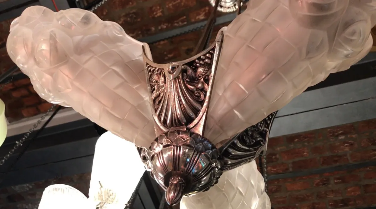 lampara de techo antigua con diseño distintivo y elegante