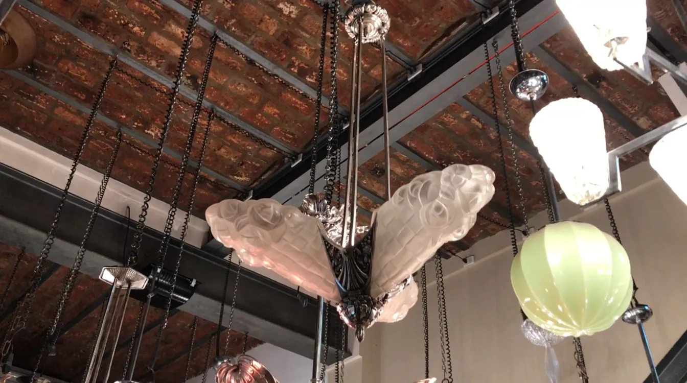 Lampada a sospensione antica Degue con design elegante in un ambiente accogliente.