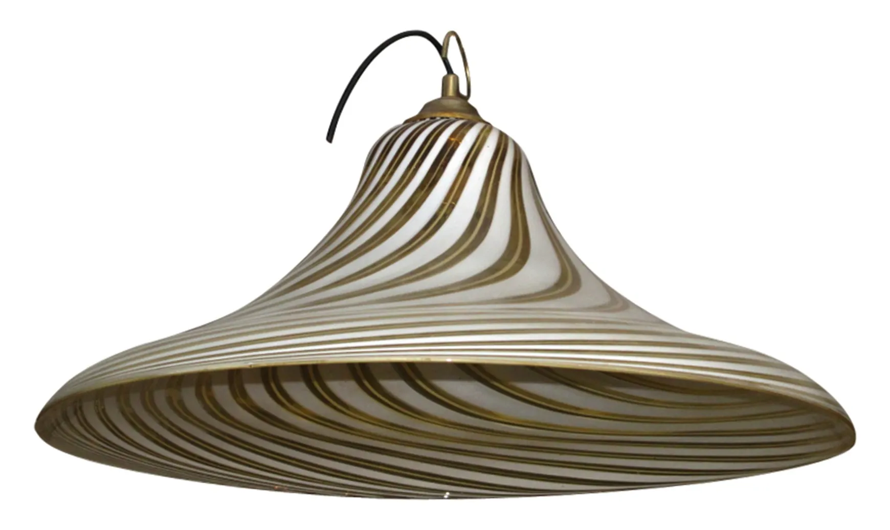 Lámpara de techo antigua con diseño de rayas en blanco y dorado, colgando elegantemente