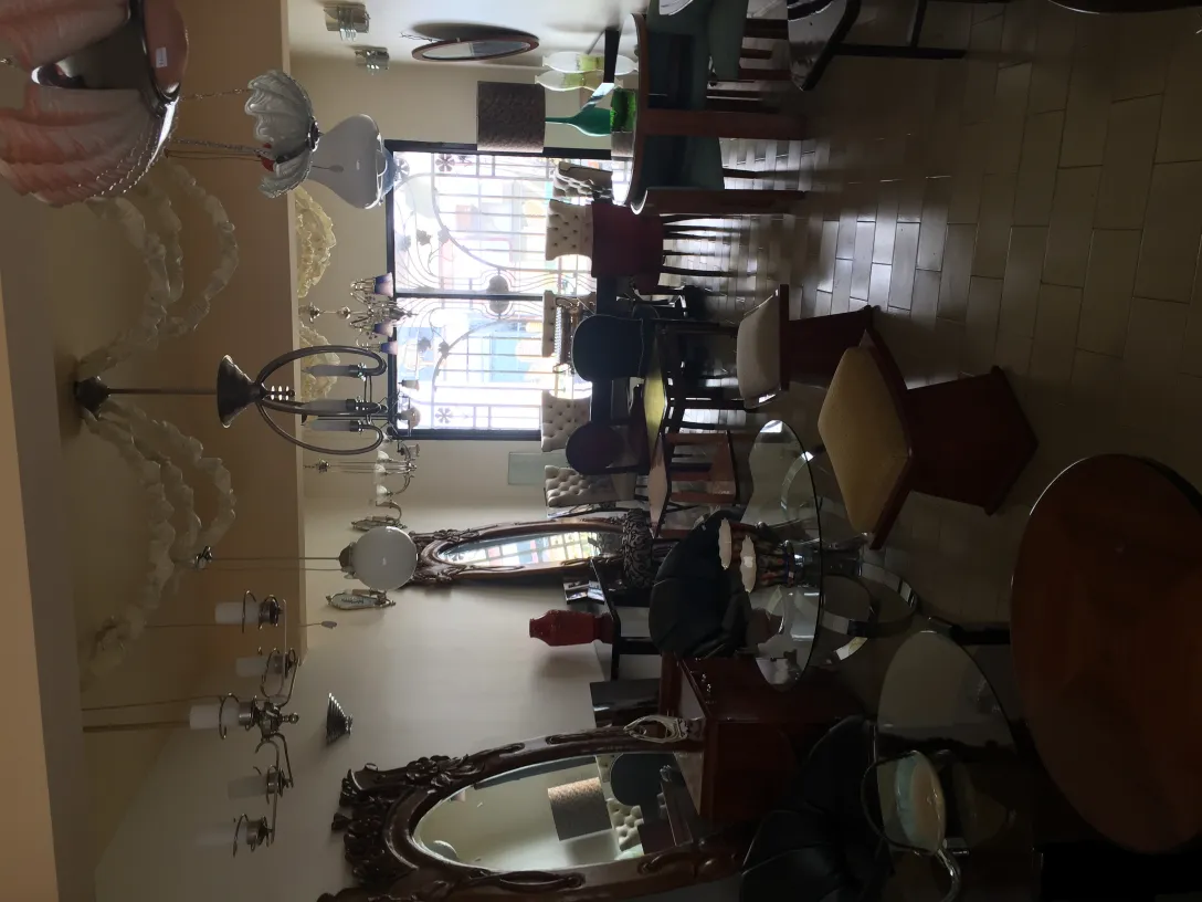 Sgabello antico in legno in un ambiente accogliente.