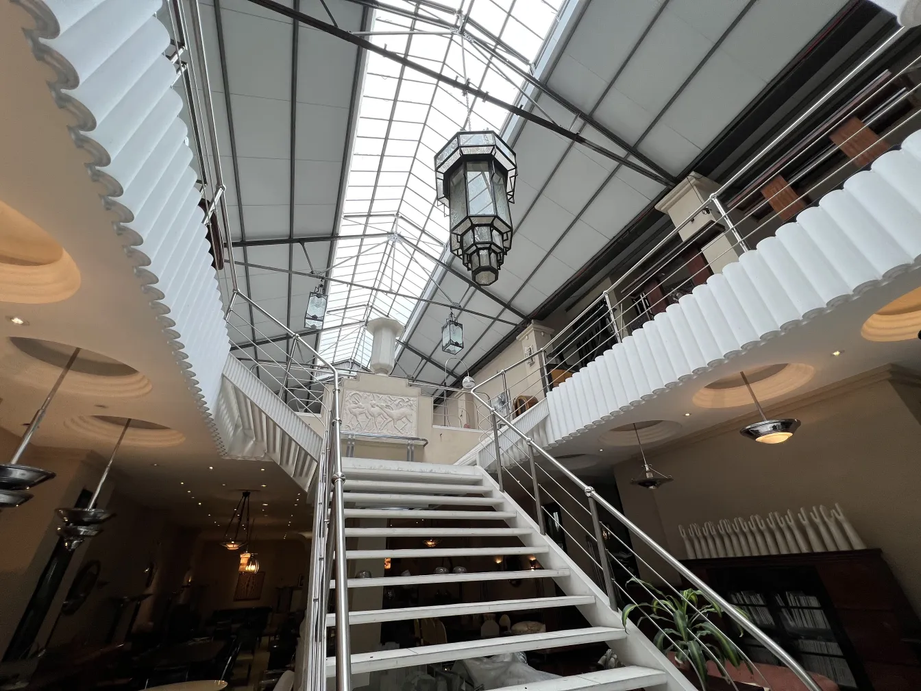 lanterne ancienne pendue dans un espace intérieur moderne